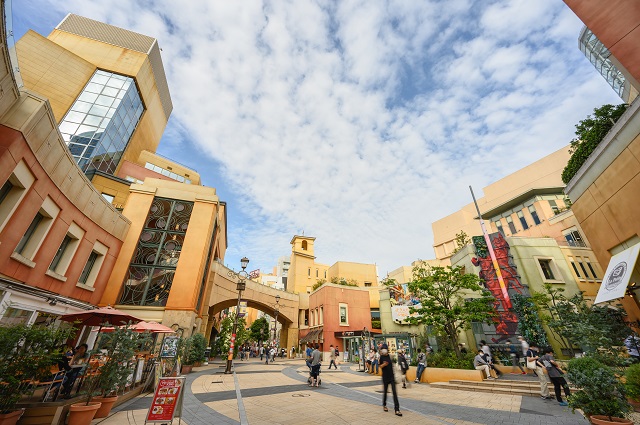 黄色い建物が目を引く「ラ チッタデッラ」はイタリア情緒が漂います