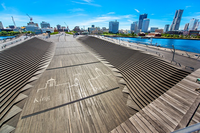 屋上広場は開放的な雰囲気で、横浜を訪れる人の憩いの場になっています